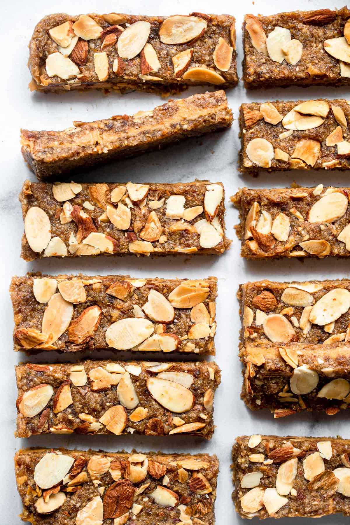 Chewy Chai Apple Bars - These Chewy Chai Apple Bars are spicy-sweet and the perfect snack or dessert that is naturally paleo, vegan and whole30 friendly! | #Foodfaithfitness | #vegan #paleo #whole30 #healthy #dairyfree