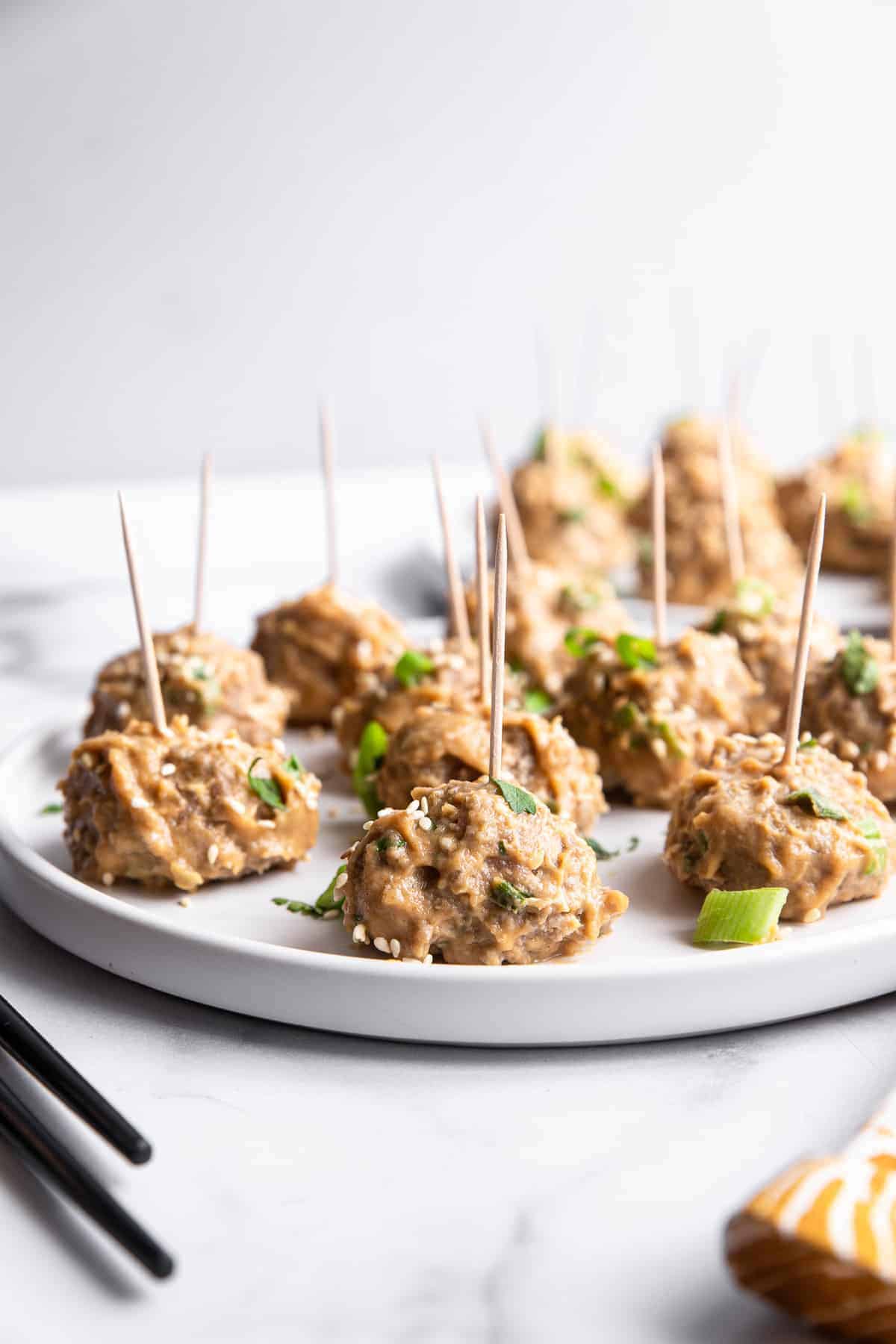 Asian Turkey Meatballs - These gluten free Asian Turkey Meatballs are SO easy, delicious and healthy. Served with an Asian peanut sauce and perfect for even picky eaters! | #Foodfaithfitness | #glutenfree #healthy #paleo #asian #appetizer Asian Turkey Meatballs