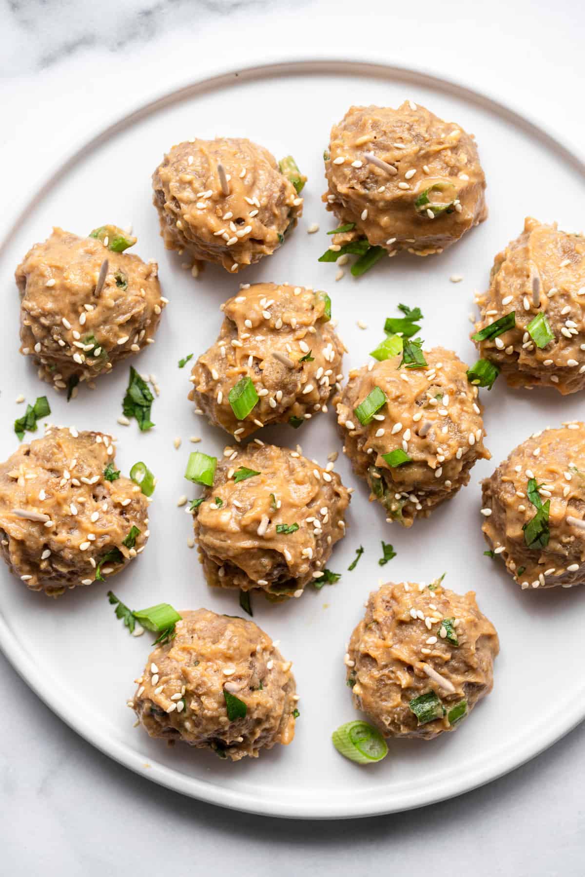 Asian Turkey Meatballs - These gluten free Asian Turkey Meatballs are SO easy, delicious and healthy. Served with an Asian peanut sauce and perfect for even picky eaters! | #Foodfaithfitness | #glutenfree #healthy #paleo #asian #appetizer Asian Turkey Meatballs
