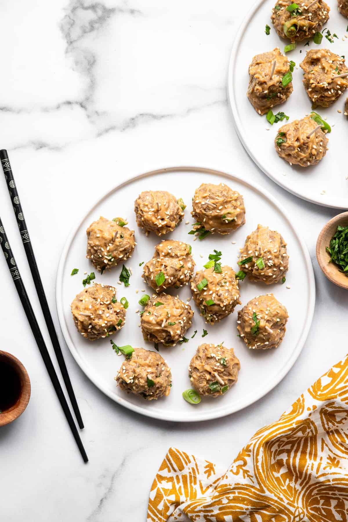Asian Turkey Meatballs - These gluten free Asian Turkey Meatballs are SO easy, delicious and healthy. Served with an Asian peanut sauce and perfect for even picky eaters! | #Foodfaithfitness | #glutenfree #healthy #paleo #asian #appetizer Asian Turkey Meatballs