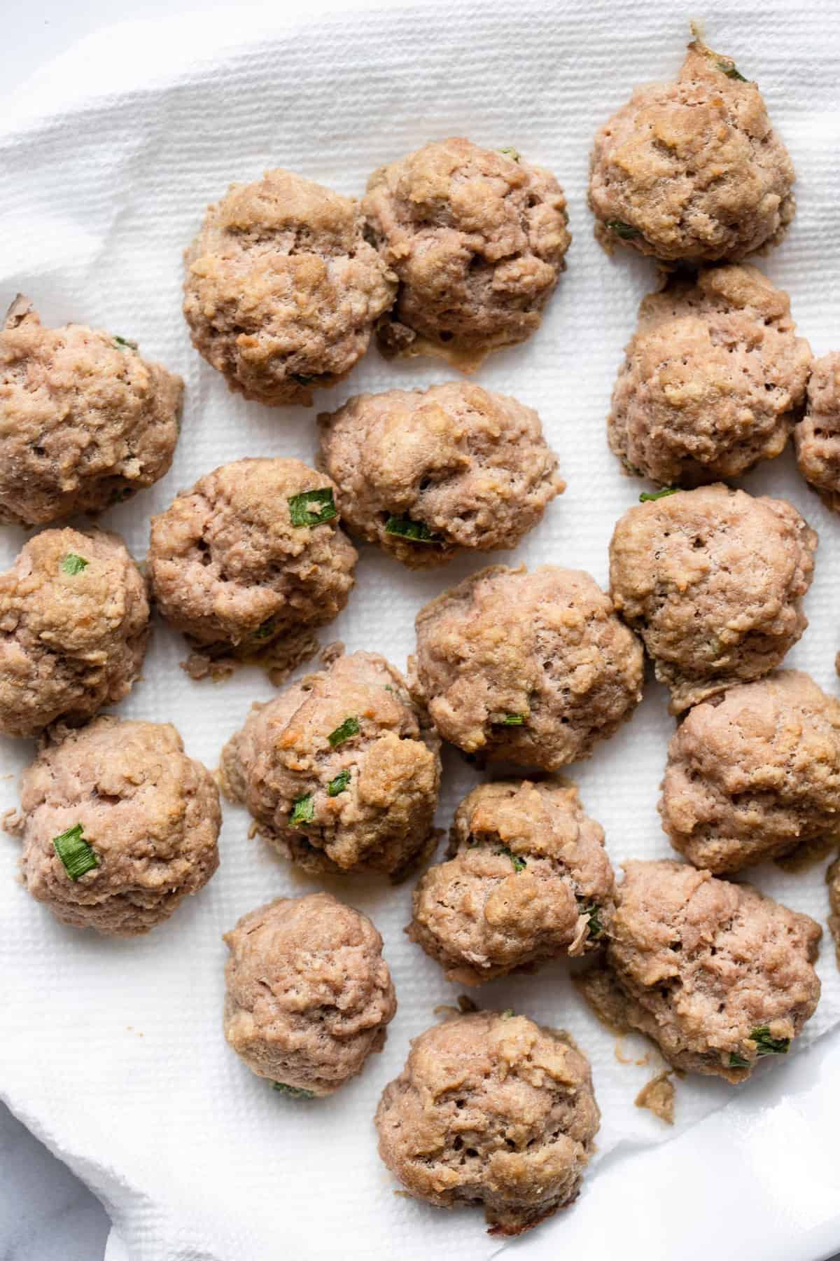 Asian Turkey Meatballs - These gluten free Asian Turkey Meatballs are SO easy, delicious and healthy. Served with an Asian peanut sauce and perfect for even picky eaters! | #Foodfaithfitness | #glutenfree #healthy #paleo #asian #appetizer Asian Turkey Meatballs