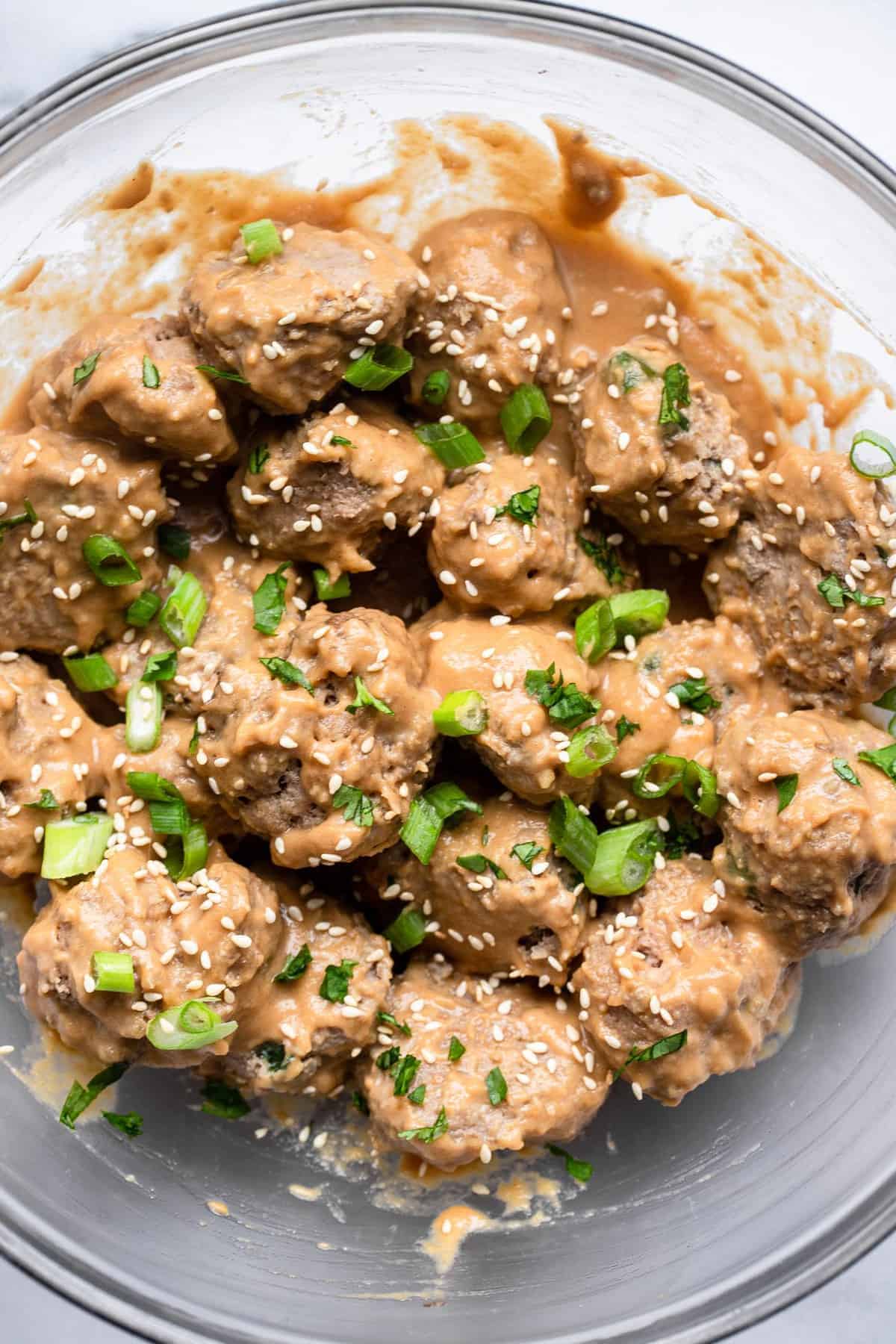 Asian Turkey Meatballs - These gluten free Asian Turkey Meatballs are SO easy, delicious and healthy. Served with an Asian peanut sauce and perfect for even picky eaters! | #Foodfaithfitness | #glutenfree #healthy #paleo #asian #appetizer Asian meatballs