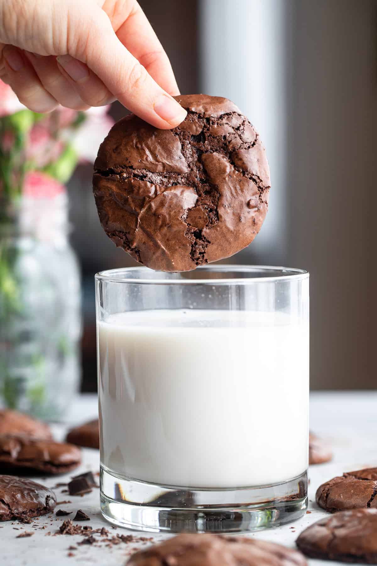Flourless Gluten Free Chocolate Cookies - These Flourless Gluten Free Chocolate Cookies are crispy on the outside and fudgy and brownie-like on the inside! Seriously good and easy! | #Foodfaithfitness | #glutenfree #cookies #dairyfree Flourless Gluten Free Chocolate Cookies