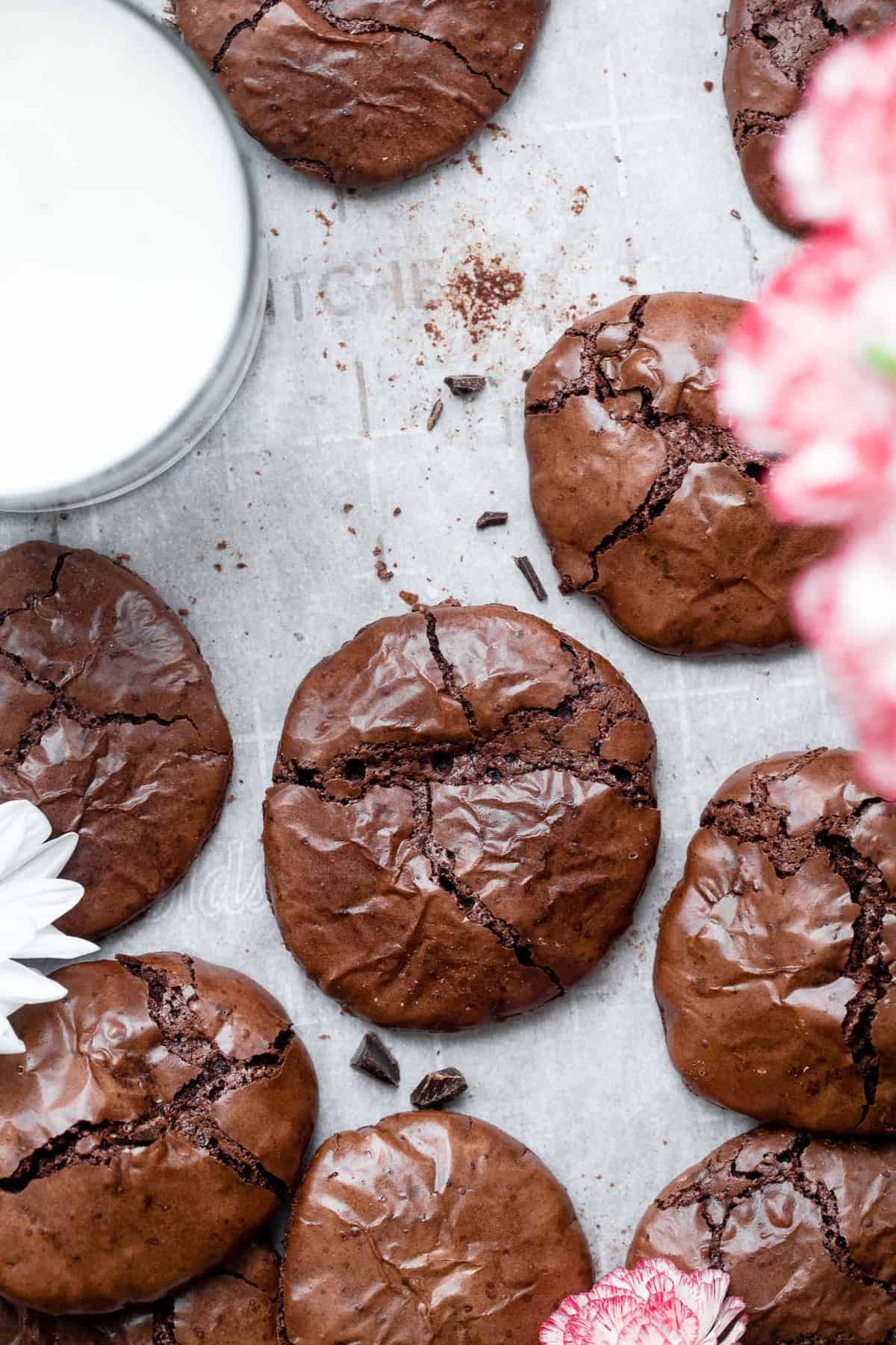 Flourless Gluten Free Chocolate Cookies - These Flourless Gluten Free Chocolate Cookies are crispy on the outside and fudgy and brownie-like on the inside! Seriously good and easy! | #Foodfaithfitness | #glutenfree #cookies #dairyfree Flourless Gluten Free Chocolate Cookies