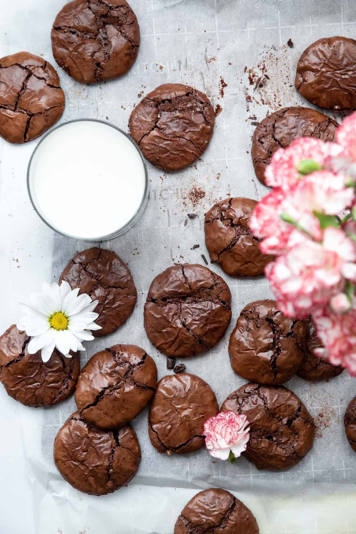 Flourless Gluten Free Chocolate Cookies - These Flourless Gluten Free Chocolate Cookies are crispy on the outside and fudgy and brownie-like on the inside! Seriously good and easy! | #Foodfaithfitness | #glutenfree #cookies #dairyfree