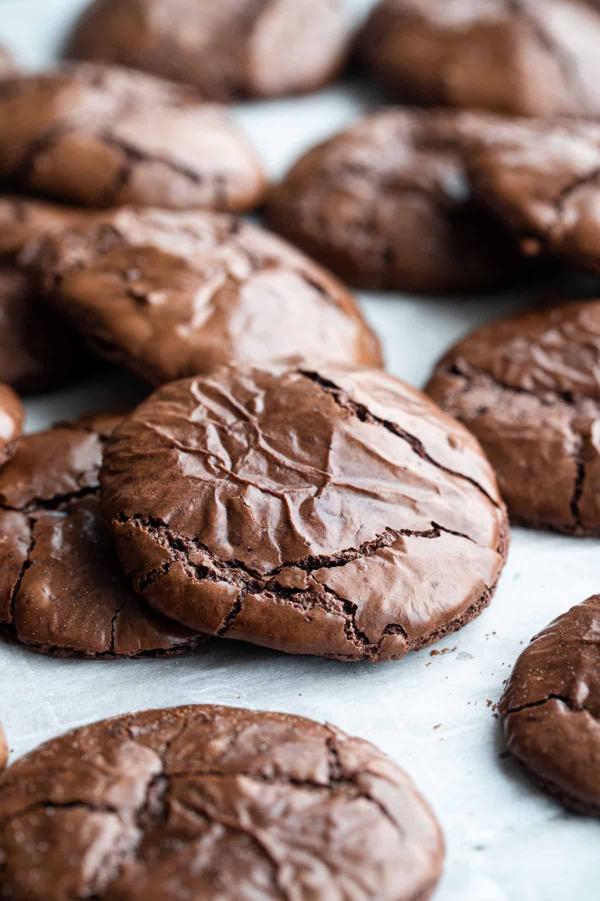 Flourless Gluten Free Chocolate Cookies - These Flourless Gluten Free Chocolate Cookies are crispy on the outside and fudgy and brownie-like on the inside! Seriously good and easy! | #Foodfaithfitness | #glutenfree #cookies #dairyfree flourless chocolate cookies