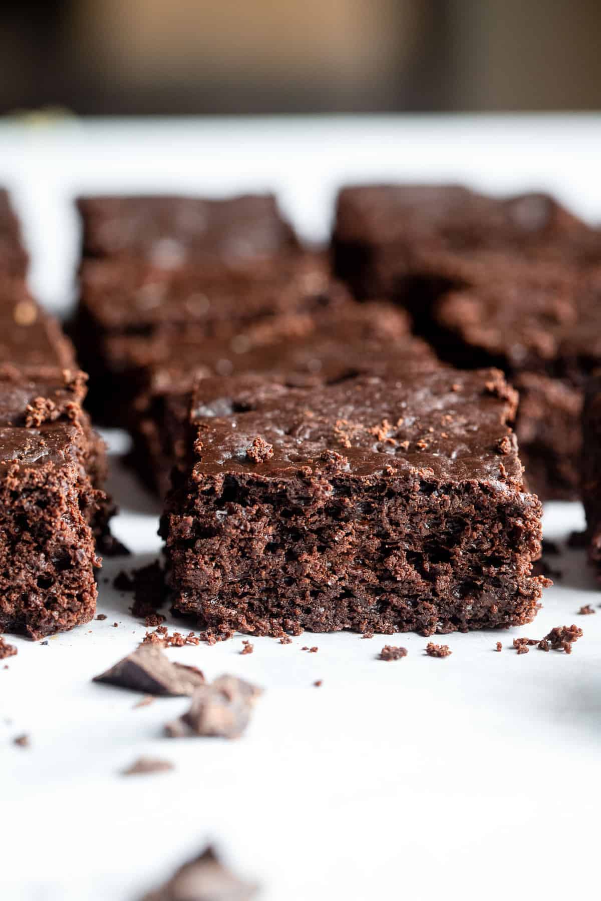 Healthy Greek Yogurt Brownies - These Healthy Greek Yogurt Brownies so dense and chewy and secretly packed with protein and naturally gluten free! A delicious, better for you treat! Healthy greek yogurt brownies