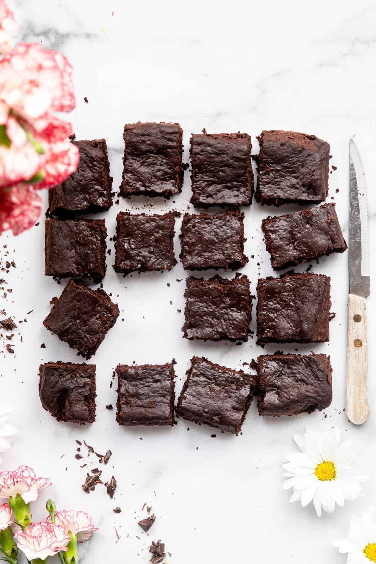 Healthy Greek Yogurt Brownies - These Healthy Greek Yogurt Brownies so dense and chewy and secretly packed with protein and naturally gluten free! A delicious, better for you treat! Healthy greek yogurt brownies