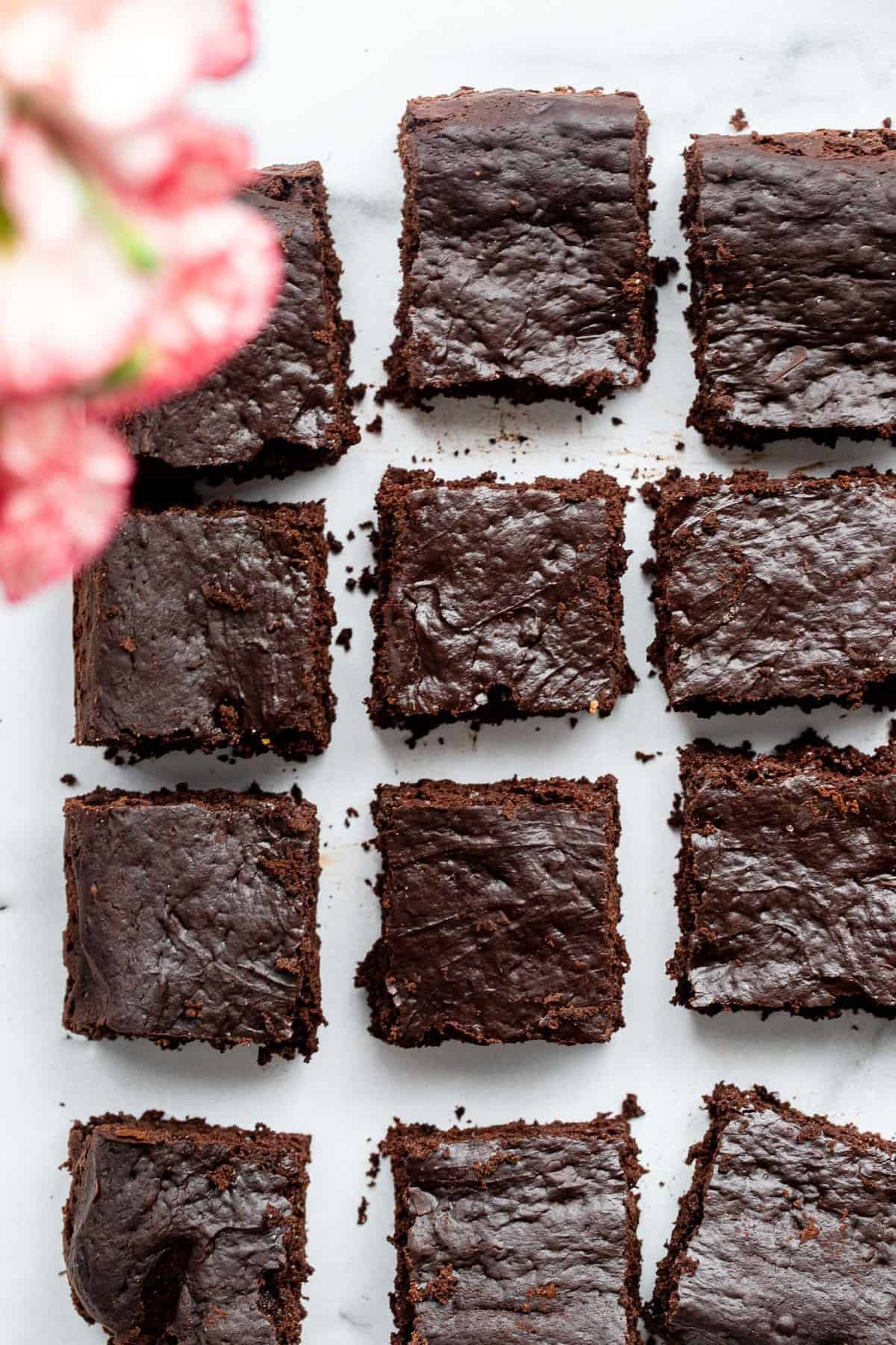 Healthy Greek Yogurt Brownies - These Healthy Greek Yogurt Brownies so dense and chewy and secretly packed with protein and naturally gluten free! A delicious, better for you treat! Brownies with Greek yogurt