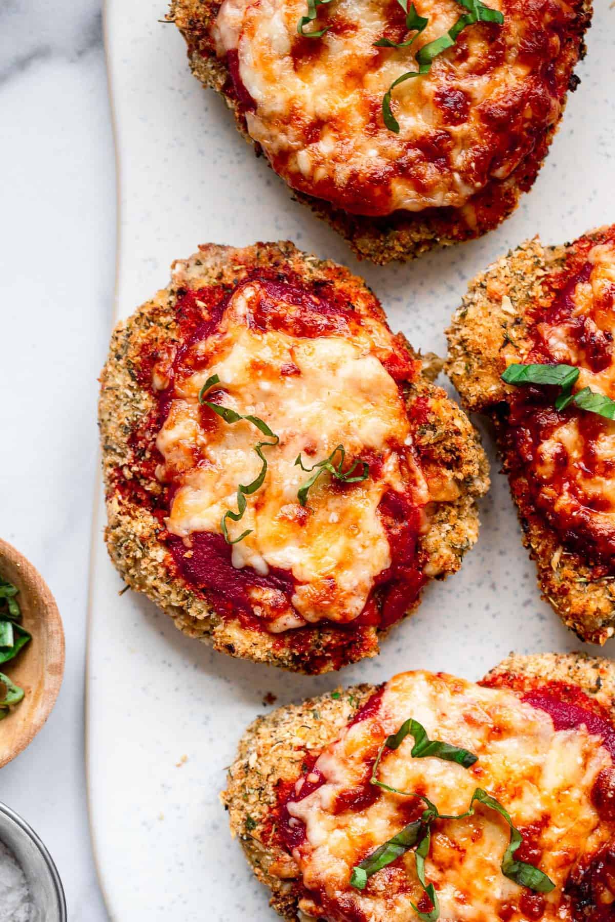 Air Fryer Chicken Parmesan - This Air Fryer Chicken Parmesan is just as crispy without the deep frying! Healthy, high protein and has a gluten free option! Great for the whole family! | #Foodfaithfitness | #glutenfree #healthyrecipe #airfryer #chickenrecipe