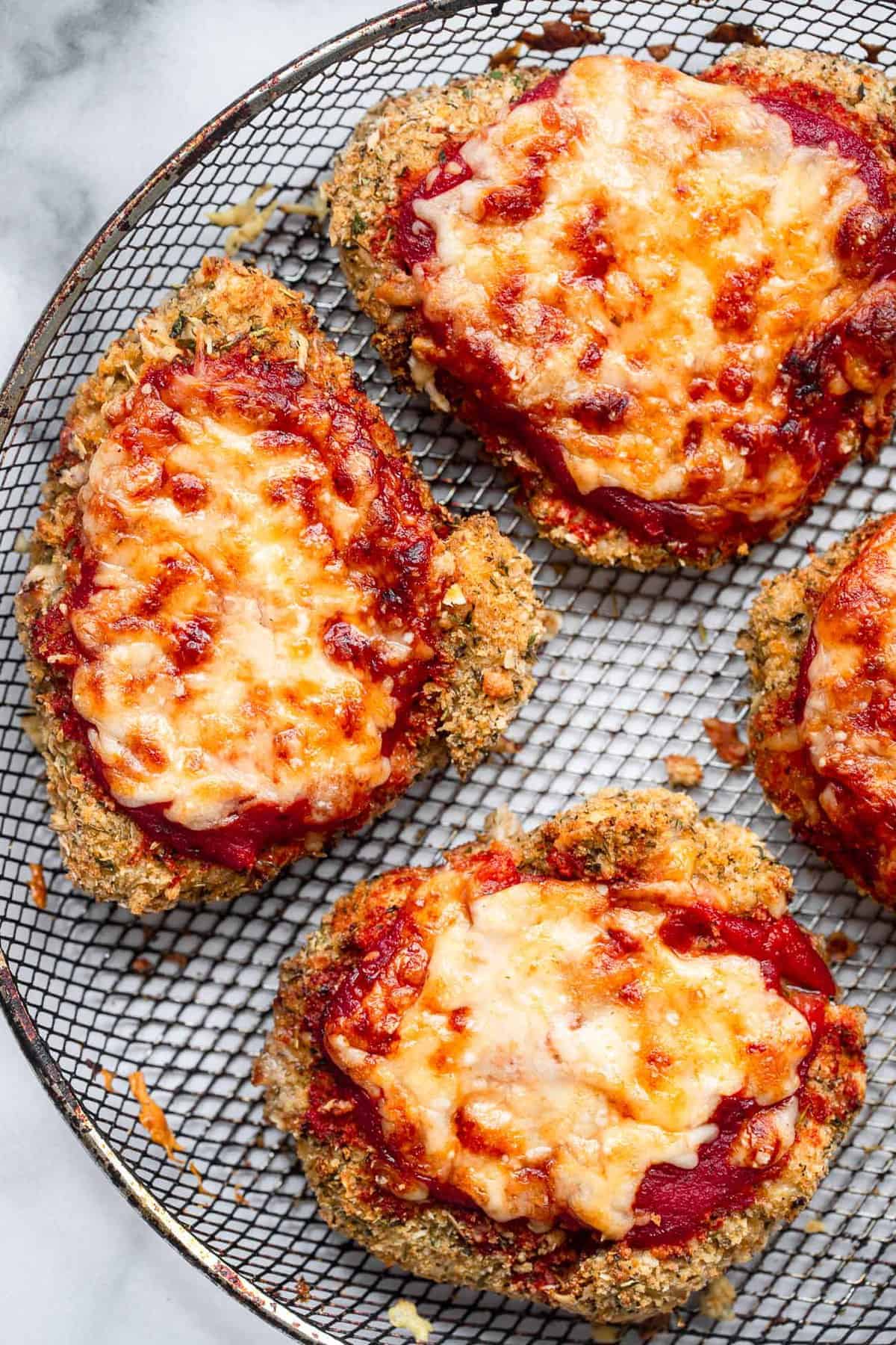 Air Fryer Chicken Parmesan - This Air Fryer Chicken Parmesan is just as crispy without the deep frying! Healthy, high protein and has a gluten free option! Great for the whole family! | #Foodfaithfitness | #glutenfree #healthyrecipe #airfryer #chickenrecipe