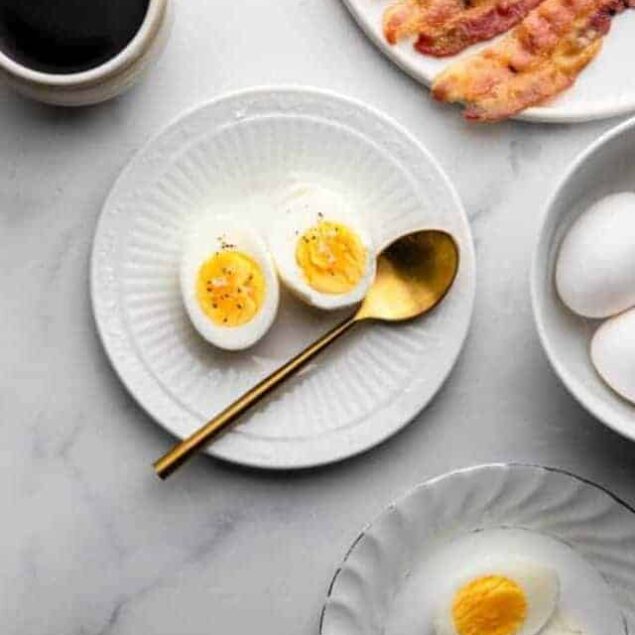 Hard-Boiled-Eggs-in-Microwave-image-683x1024