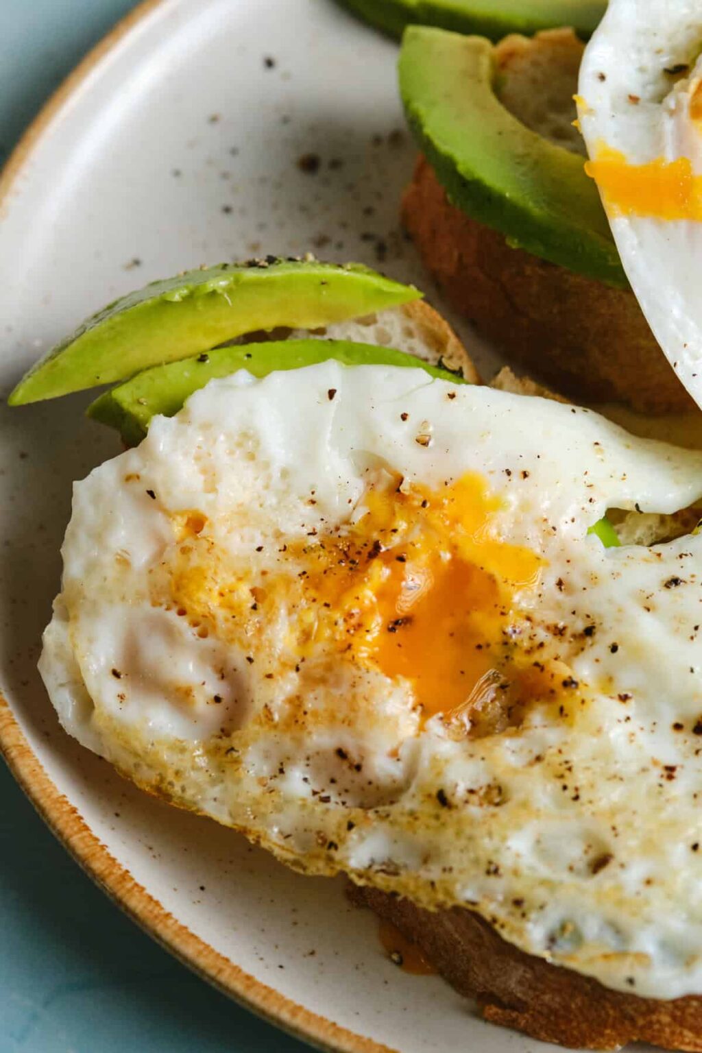 how-to-make-over-easy-eggs-food-faith-fitness