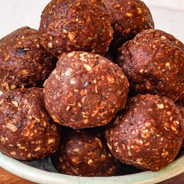Peanut Butter Chocolate Chip Oatmeal Balls