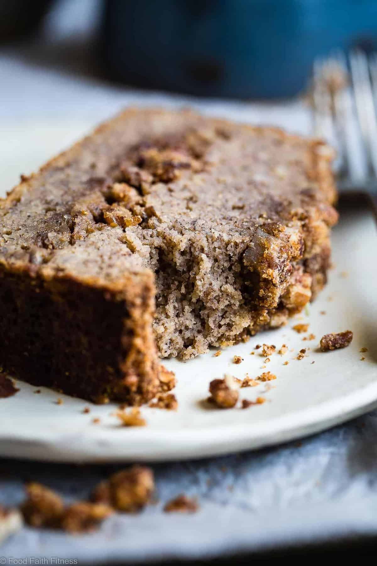 Best paleo banana bread with pecan streusel - this easy paleo coconut flour Banana is gluten/grain/dairy products/refined sugar, but perfectly moist and sweet! Pekan watering does it with habit and you will never know it's healthy! | Foodfaithfitlness.com | @Foodfaithfit