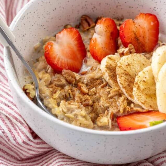 Creamy oatmeal topped with fresh strawberries, banana slices, and chopped nuts, perfect for a healthy breakfast bowl. Easy, nutritious, and delicious breakfast ideas from Food Faith Fitness.