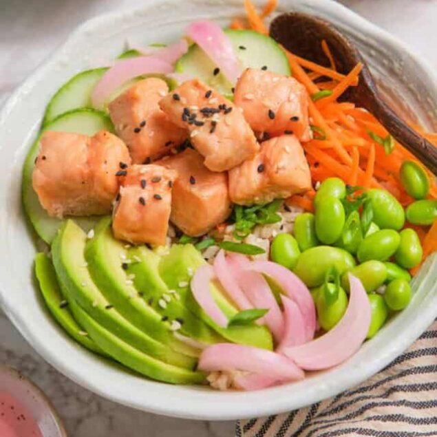 Fresh healthy chicken salad bowl with avocado, edamame, carrots, and pickled onions, perfect for clean eating and nutritious meal prep.