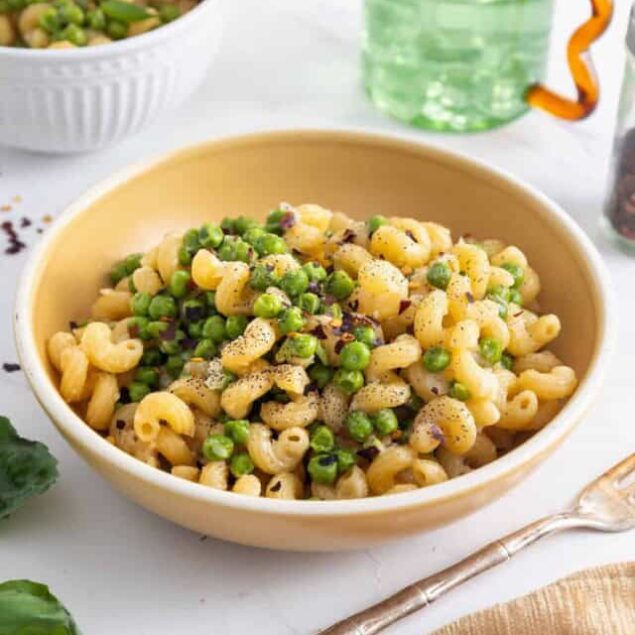 Creamy macaroni and green peas pasta dish, healthy comfort food recipe, colorful and nutritious meal, easy to prepare, perfect for a quick dinner or lunch, aligned with food faith and fitness lifestyle.