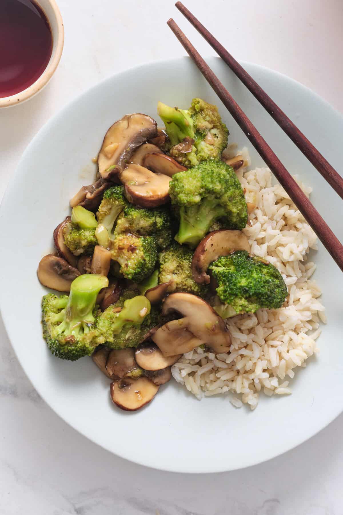 Broccoli and Mushroom Stir-Fry - foodfaithfitness
