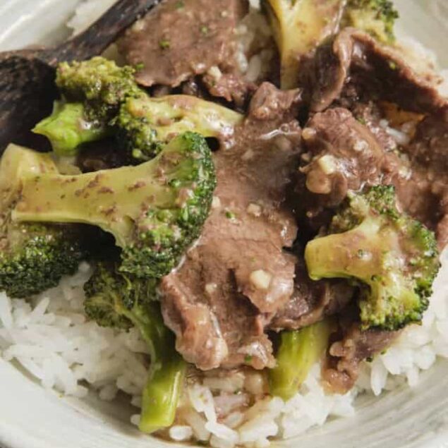 Creamy beef and broccoli stir-fry served over white rice, featuring tender beef slices and fresh broccoli florets in a savory sauce. Perfect for healthy, flavorful meal prep.