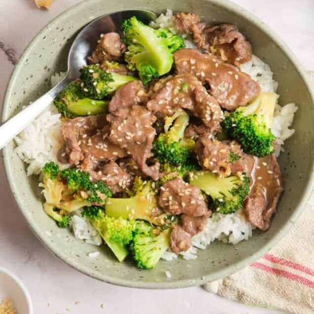 Juicy beef and broccoli stir-fry served over fluffy white rice in a cozy bowl, perfect for a healthy, delicious dinner. Packed with flavor, this easy recipe is great for quick weeknight meals.