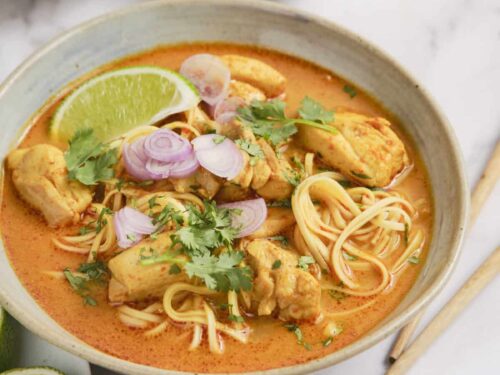 笑福亭笑K Here's Our Khao soi-Northern-style chicken noodle curry soup. A