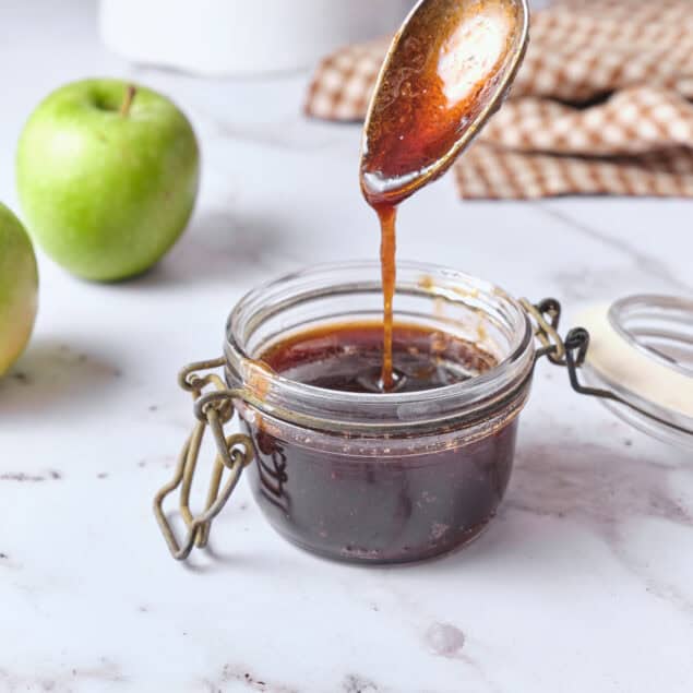 Sweet apple jelly recipe with fresh apples and caramelized sugar, healthy fruit jam. Ideal for breakfast, snacks or toast spread, highlighting nutritional food and healthy eating.