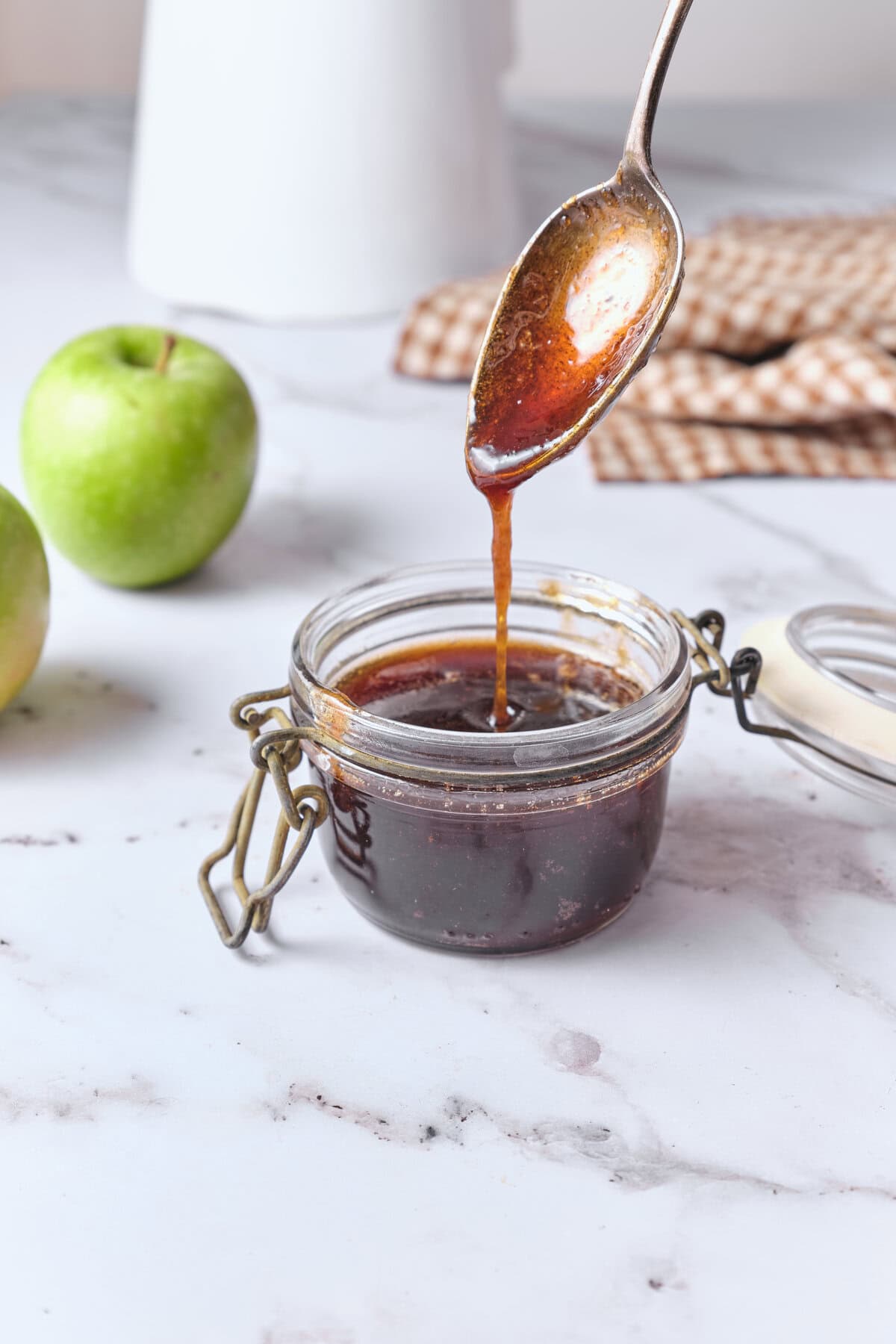Sweet apple jelly recipe with fresh apples and caramelized sugar, healthy fruit jam. Ideal for breakfast, snacks or toast spread, highlighting nutritional food and healthy eating.