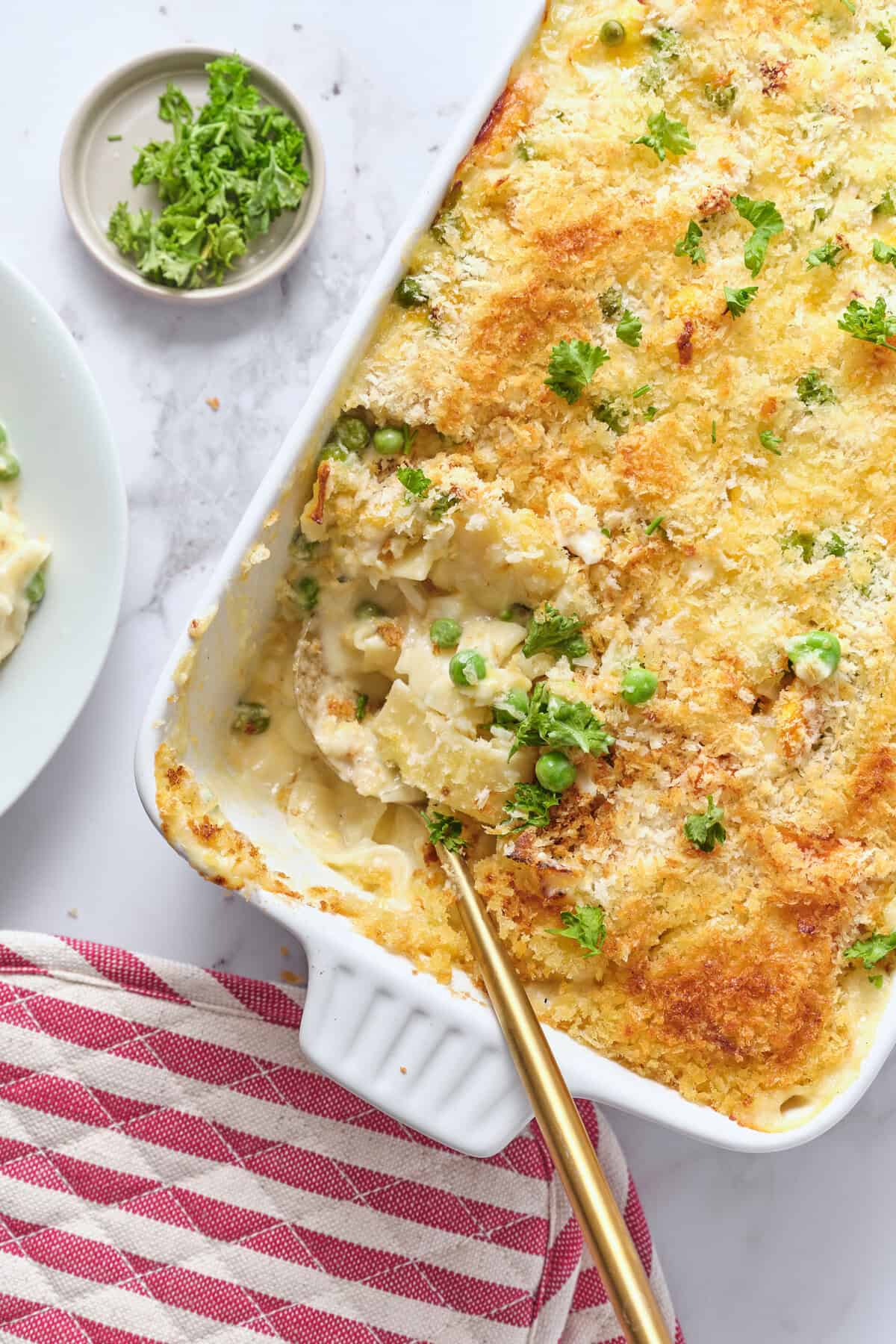 Creamy baked pasta casserole with golden breadcrumb topping, melted cheese, and fresh herbs, perfect for comfortable, healthy family meals and meal prep.
