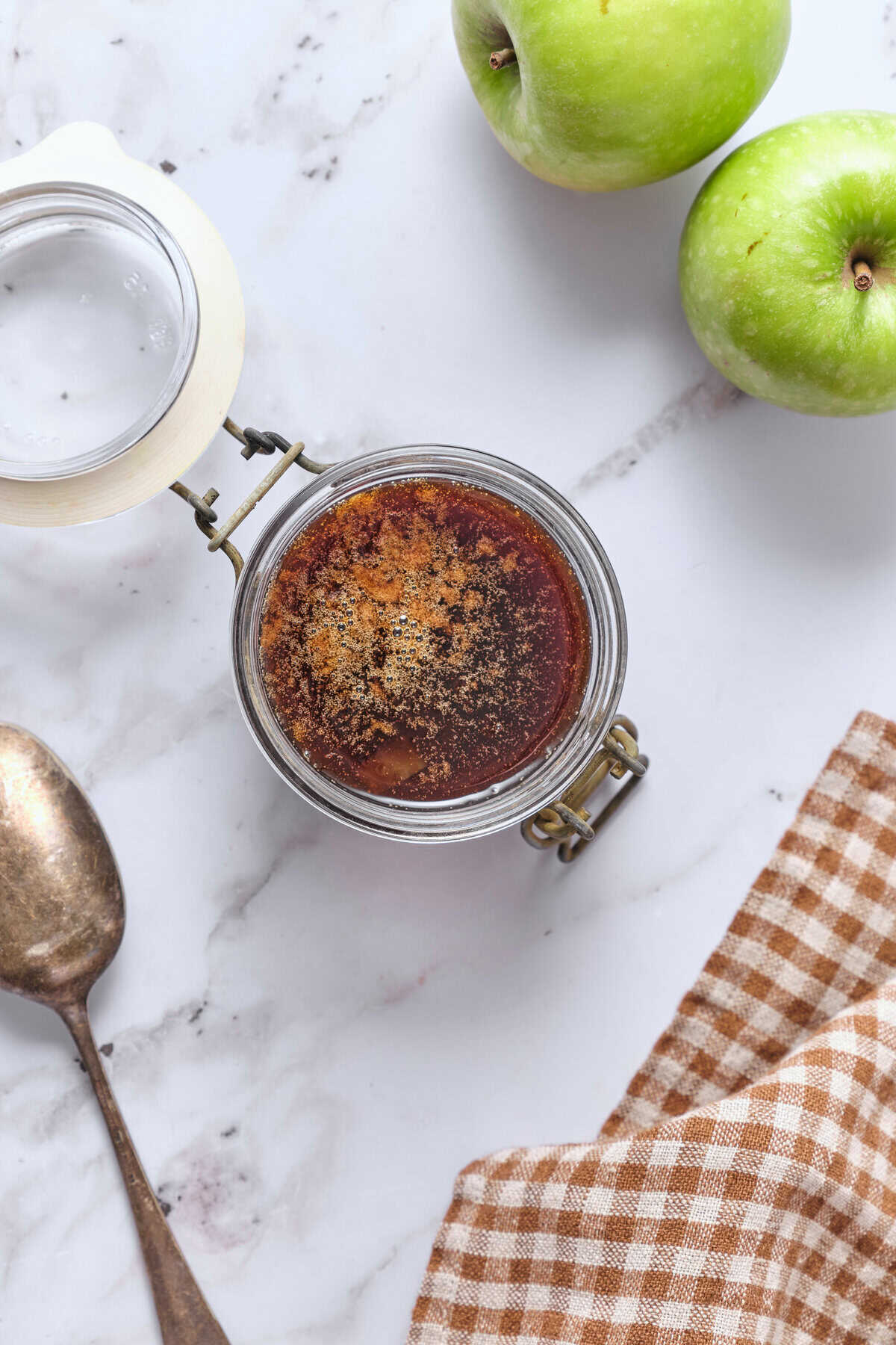 Rich apple vinegar with natural ingredients, healthy diet, weight loss and advantage of pure eating. Ideal for keto, paleo, gluten -free and WW diet plans.