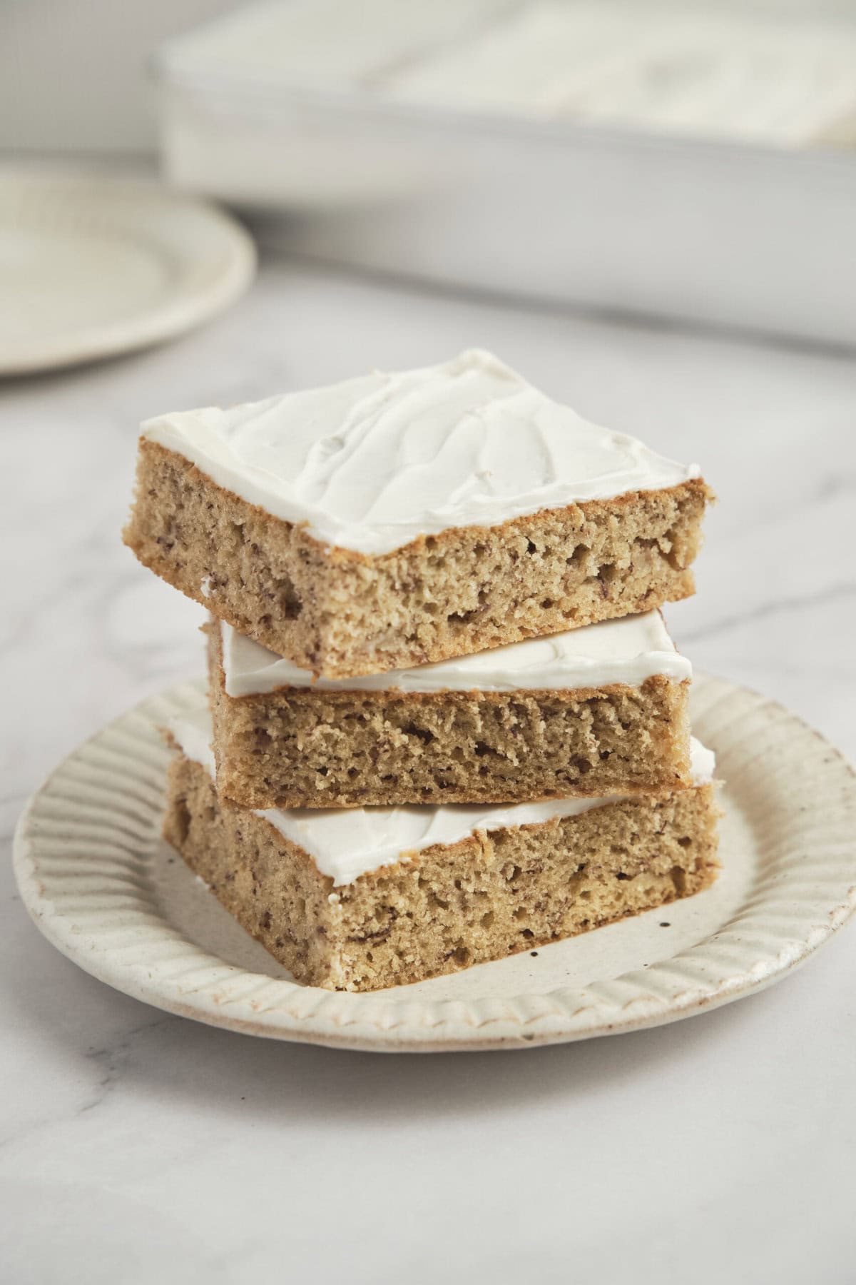 Soft and wet carrot cakes with cream of cream cheese, ideal for healthy desserts and ideas for a snack for fitness faith.